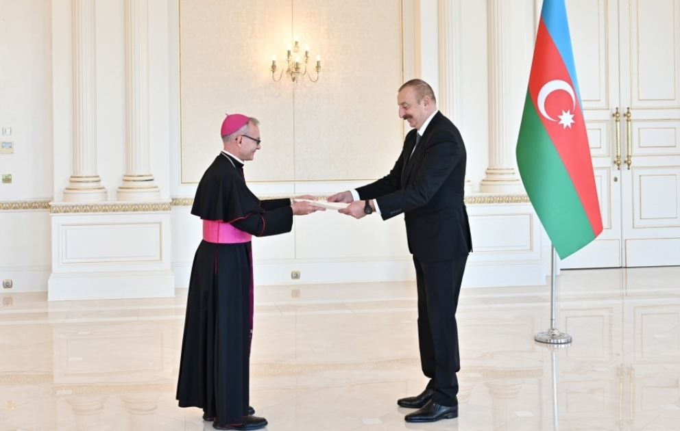 Le président Ilham Aliyev reçoit les lettres de créance du nouveau nonce apostolique du Saint-Siège en Azerbaïdjan VIDEO