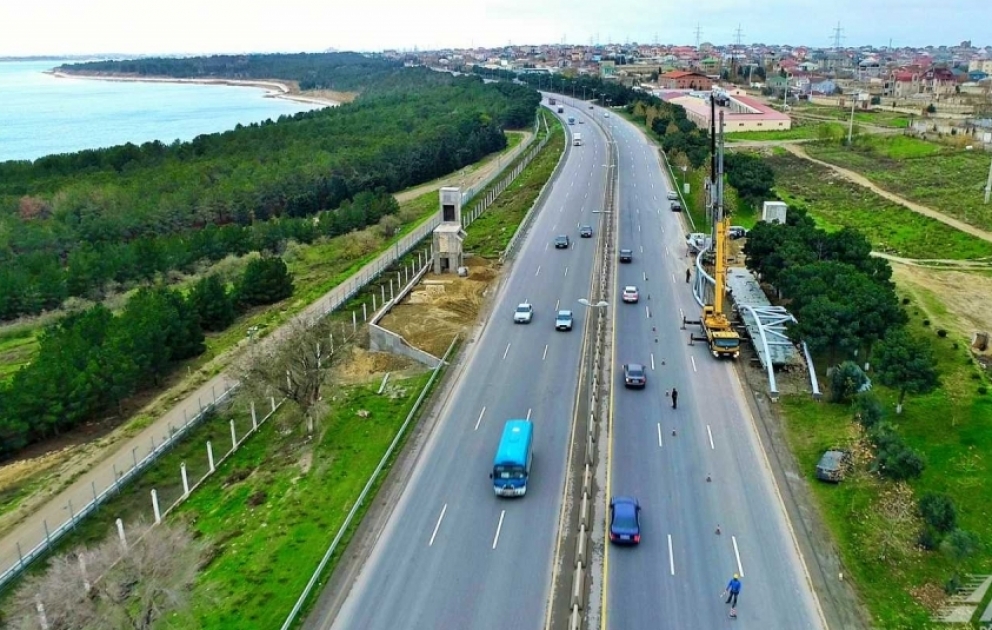 Daha bir magistral yolda piyada keçidi tikilir VİDEO