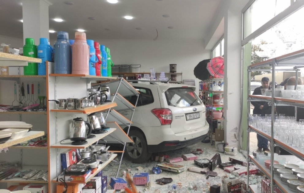 Xaçmazda avtomobil mağazaya çırpılıb VİDEO