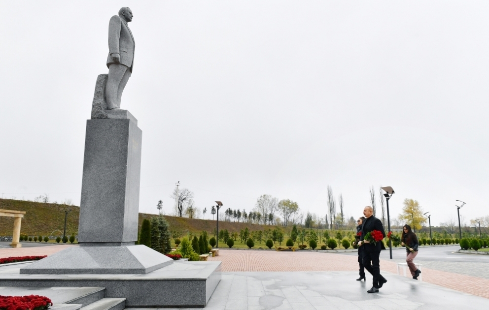 Le président Ilham Aliyev et son épouse Mehriban Aliyeva se déplacent dans la région de Chéki  Ils se recueillent devant la statue d’Heydar Aliyev VIDEO