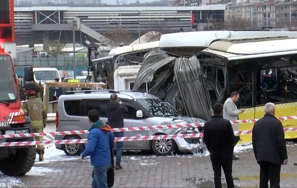 İstanbulda sərnişin nəqliyyatındakı qəzada 33 nəfər xəsarət alıb VİDEO