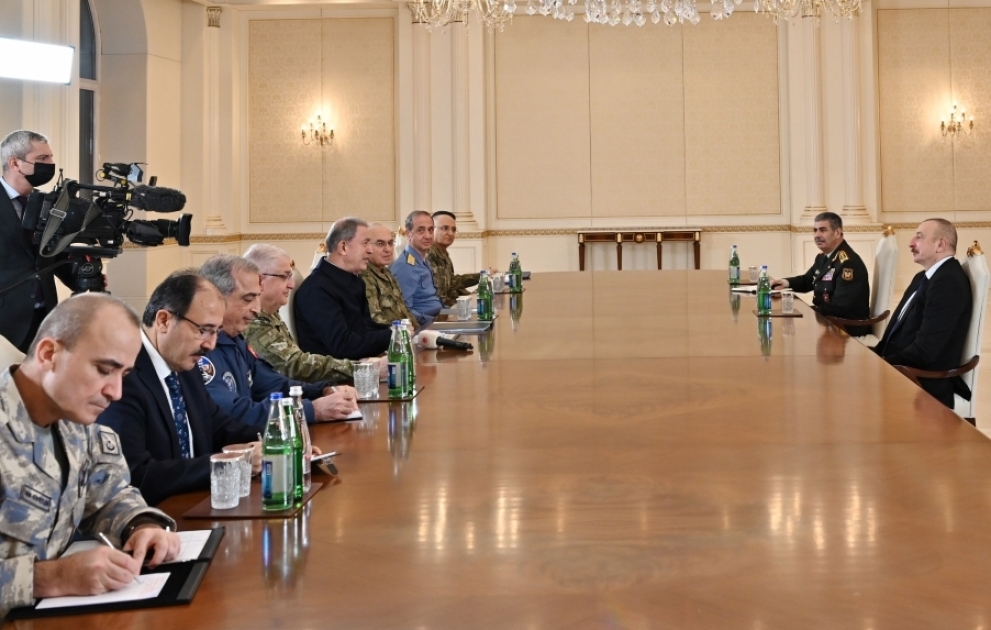 Le président Ilham Aliyev reçoit une délégation menée par le ministre turc de la Défense nationale VIDEO