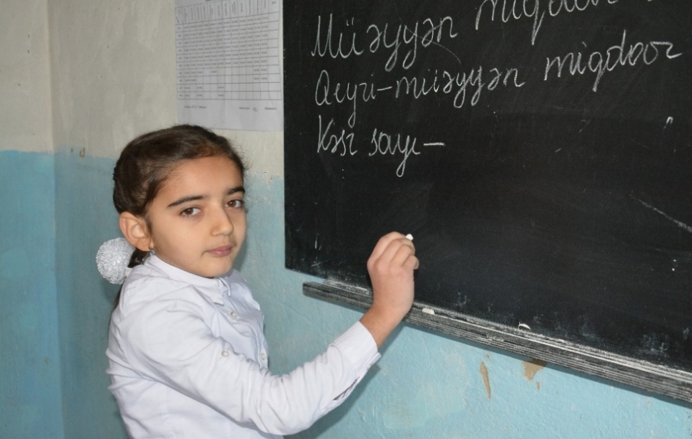 Bir dəqiqədə 1500 söz, bir saatda 240 səhifəlik kitab – xaçmazlı məktəblinin qeyri-adi bacarığı FOTO VİDEO