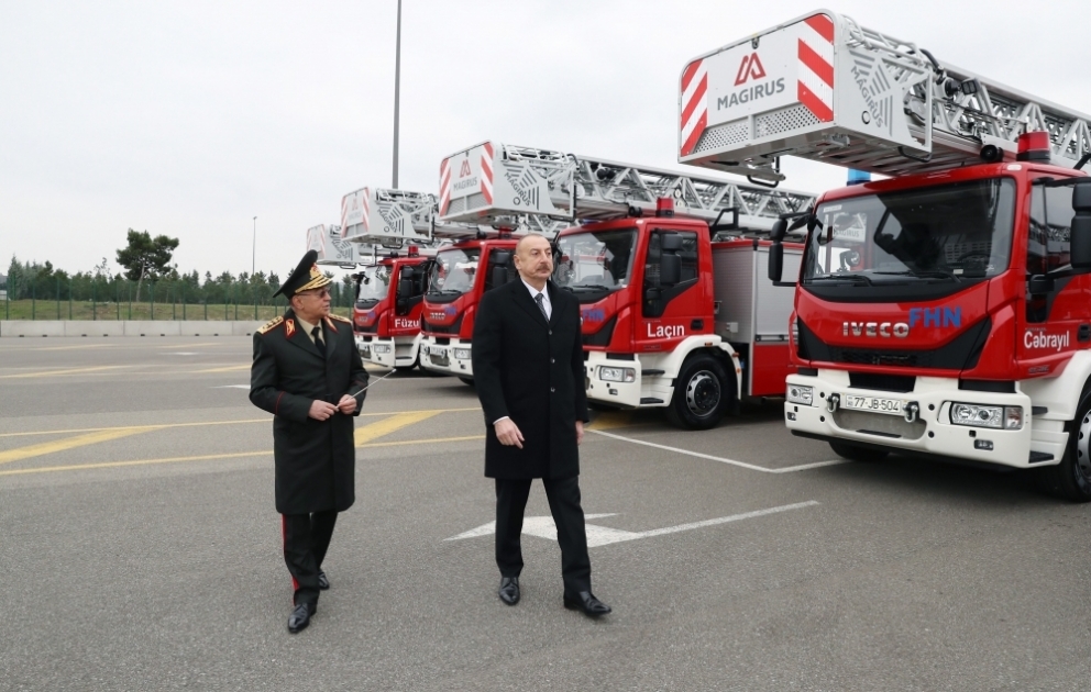 Präsident Ilham Aliyev lernt nach Aserbaidschan neu gebrachte Krankenwagen kennen VIDEO