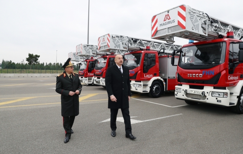 Le président Ilham Aliyev inspecte des engins spéciaux et des ambulances nouvellement achetés  MIS A JOUR VIDEO