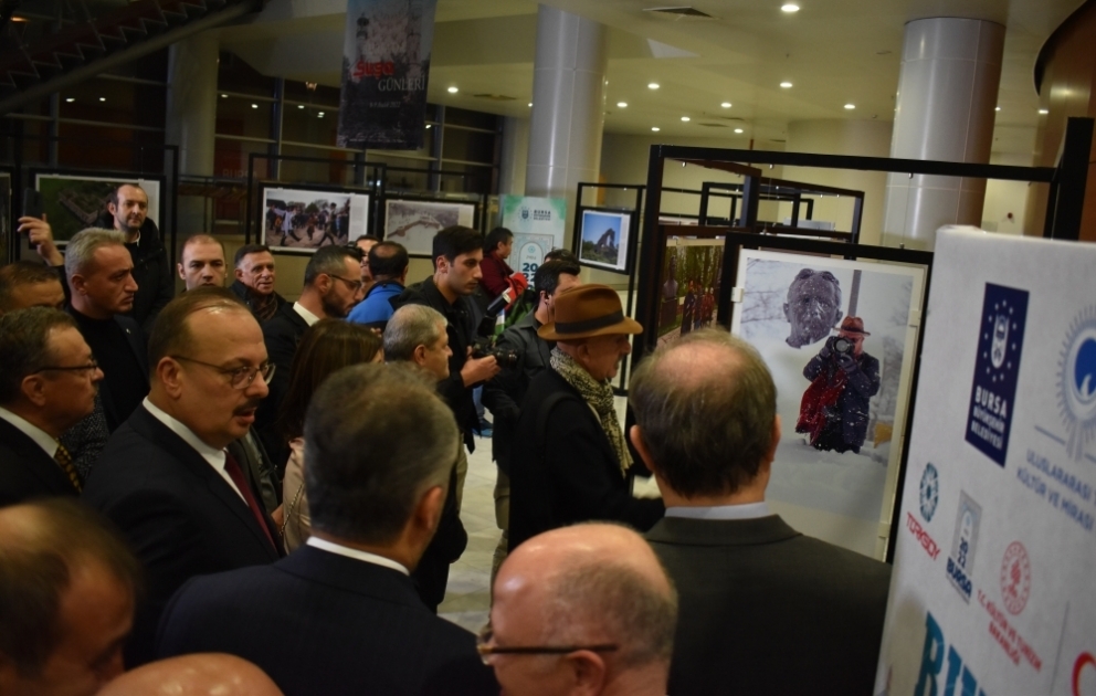 Bursada Reza Deqatinin fotosərgisi açılıb VİDEO