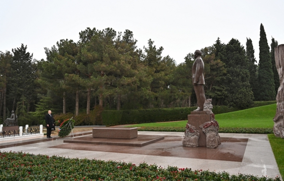 Le président de la République et son épouse se recueillent devant la tombe du leader national Heydar Aliyev VIDEO