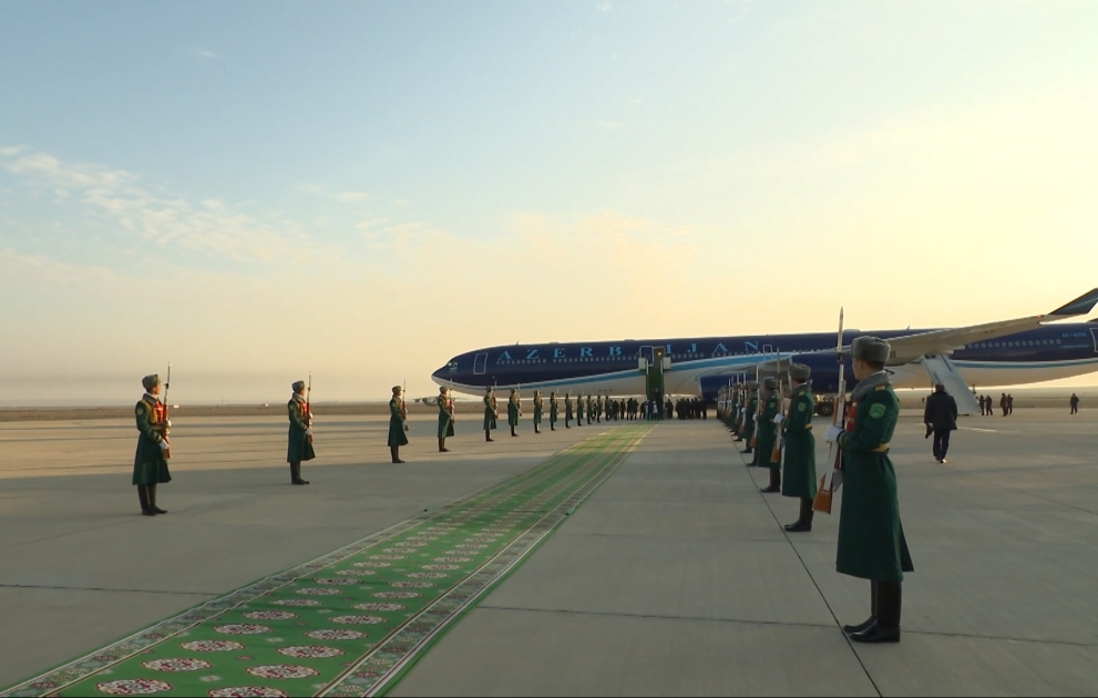 Präsident Ilham Aliyev zu Besuch in Turkmenistan eingetroffen VIDEO