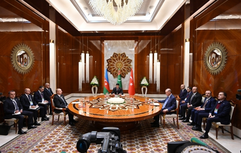Les présidents azerbaïdjanais, turc et turkmène ont tenu une réunion élargie aux délégations VIDEO
