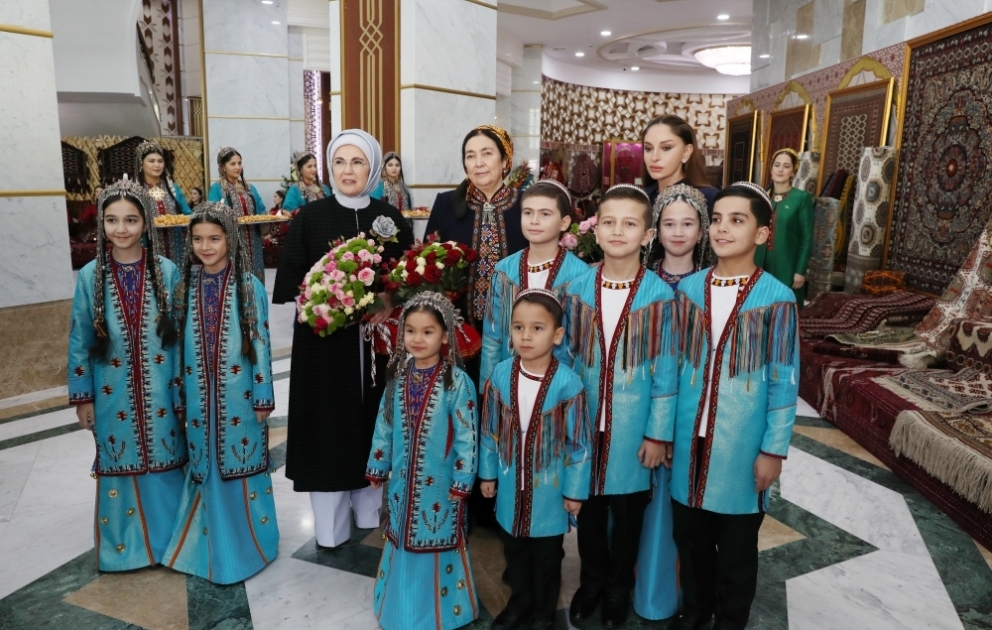 Turkmenbaschy: First Lady von Aserbaidschan lernt Ausstellungen bildender und dekorativer Kunst kennen VIDEO