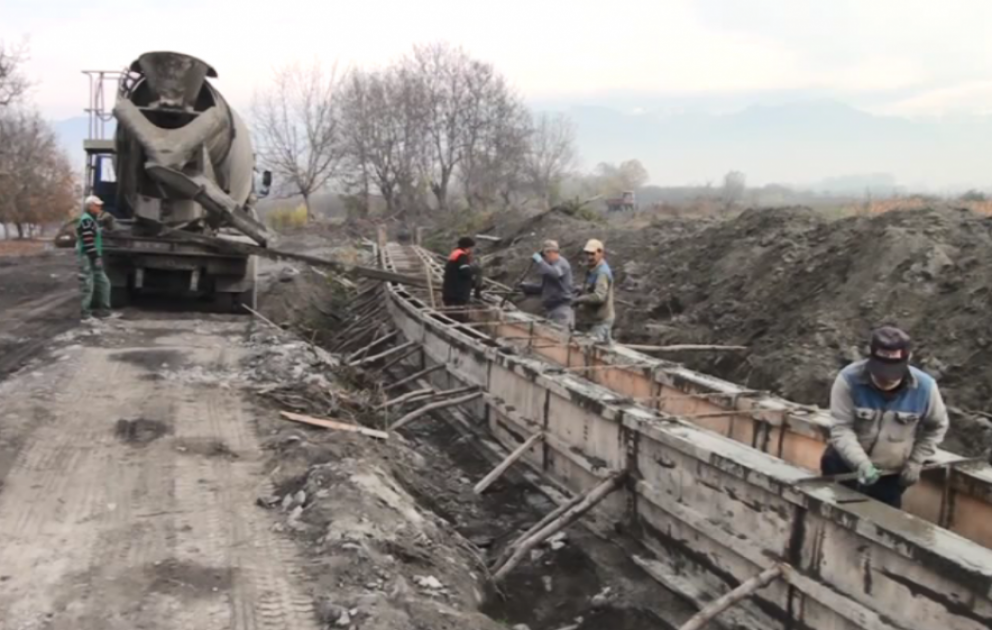 Qaxda torpaq kanal beton üzlüyə alınır, Kürmük çayında bənd tikilir VİDEO
