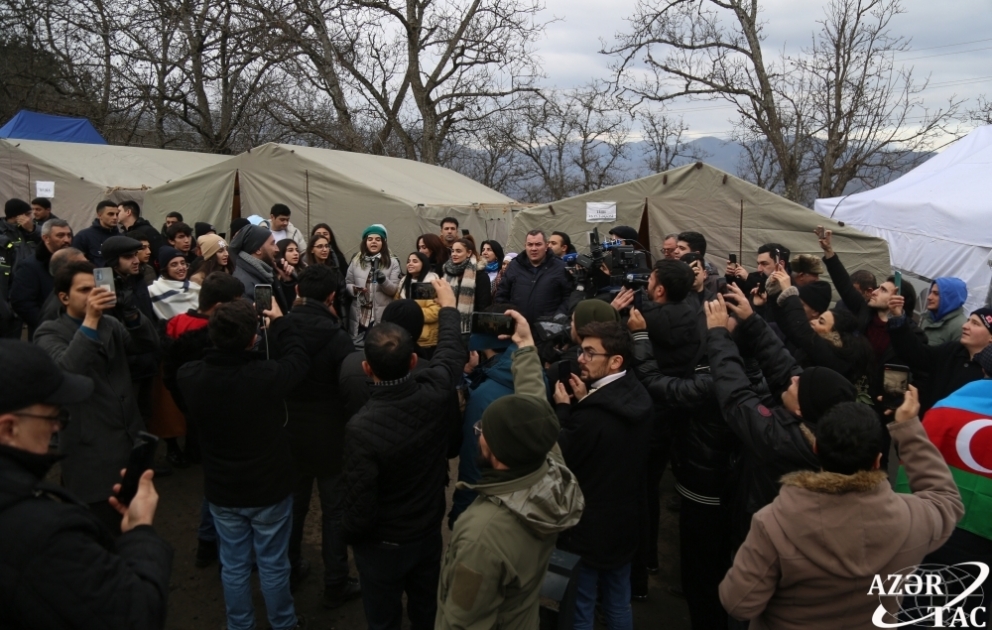 Laçın-Xankəndi yolu: Aksiya iştirakçıları vətənpərvərlik ruhunda şüarlar səsləndirirlər VİDEO