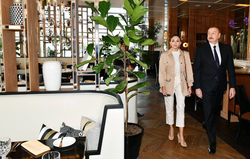 Präsident Ilham Aliyev und First Lady Mehriban Aliyeva weihen Hotel “The Ritz-Carlton Baku“ ein VIDEO