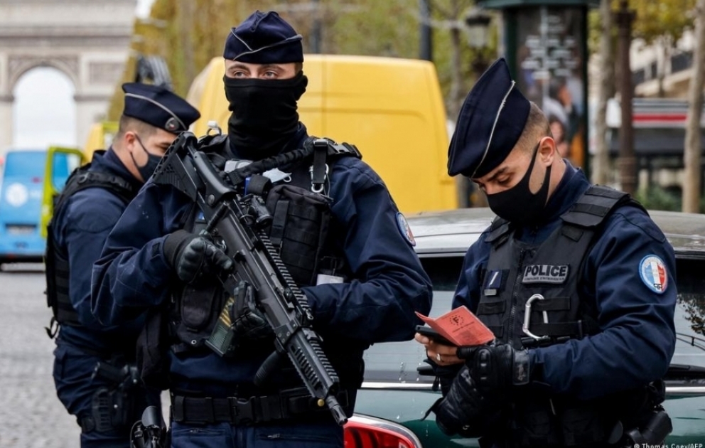 Parisdə silahlı hücum nəticəsində azı iki nəfər ölüb, yaralalananlar var VİDEO