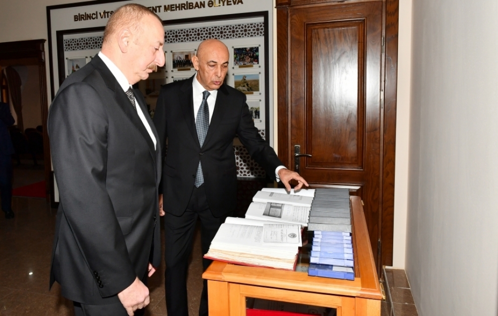 Präsident Ilham Aliyev lernt Verwaltungsgebäude der westaserbaidschanischen Gemeinde kennen VIDEO