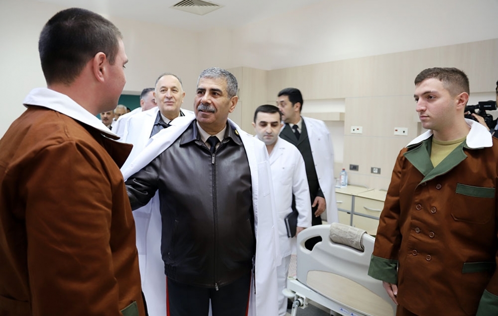 Müdafiə naziri bayram günündə hospitalda müalicə olunan hərbçilərlə görüşüb VİDEO