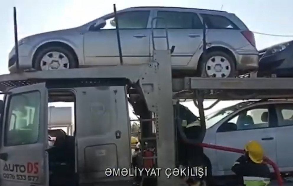 Kürdəmirdə qoşqusunda 8 avtomobil olan yük maşını yanıb VİDEO
