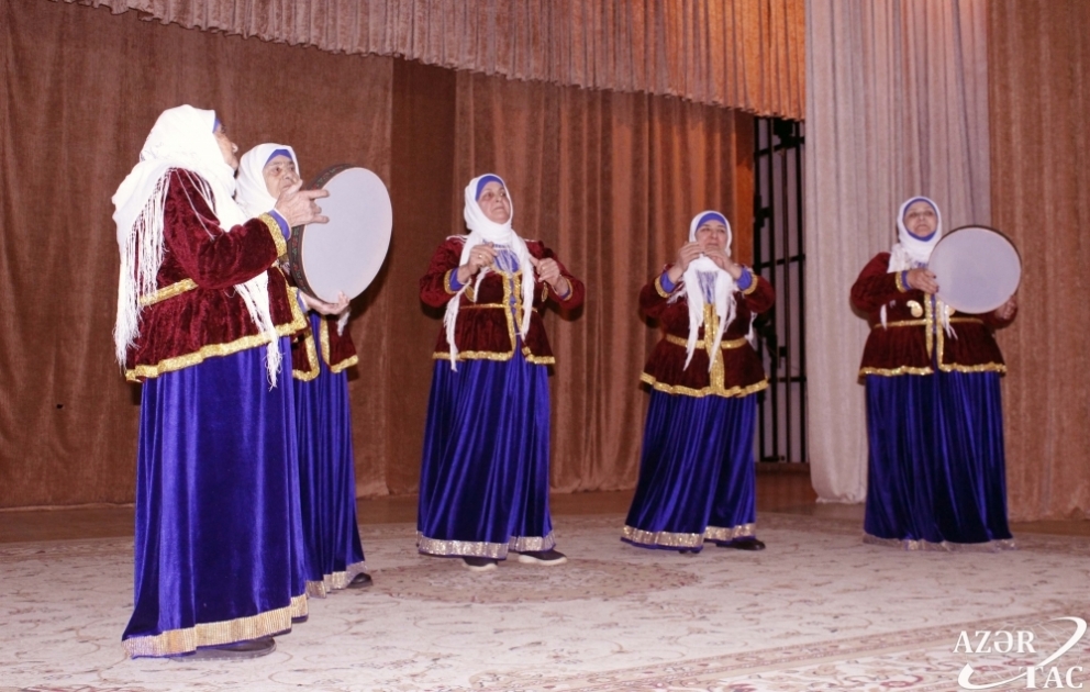 Adını Ulu Öndərin qoyduğu məşhur folklor qrupu FOTO VİDEO