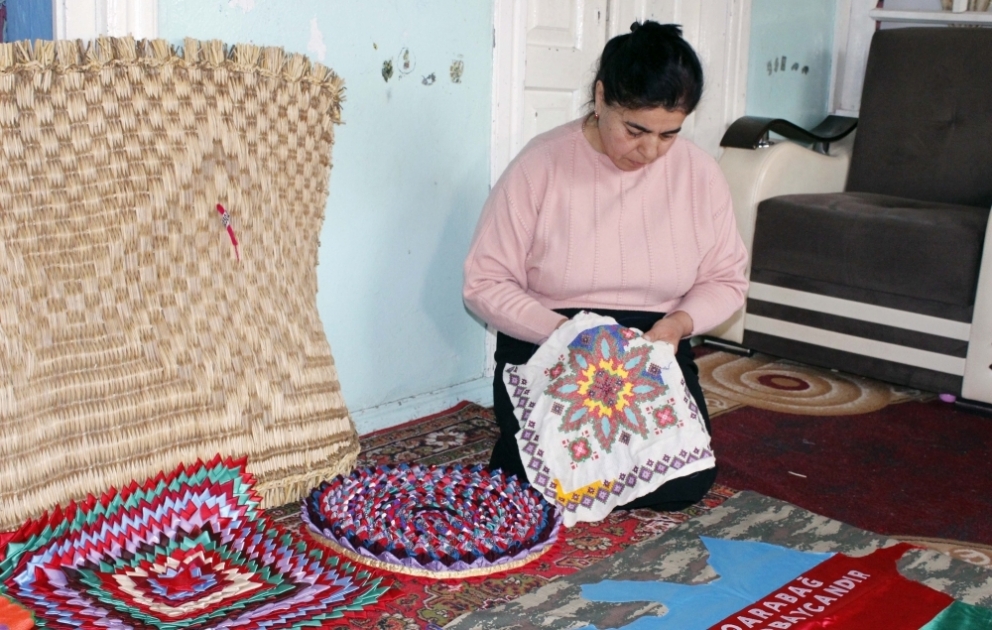 Bir iynədən istifadə olunmaqla yaradılan təkrarolunmaz sənət nümunələri VİDEO