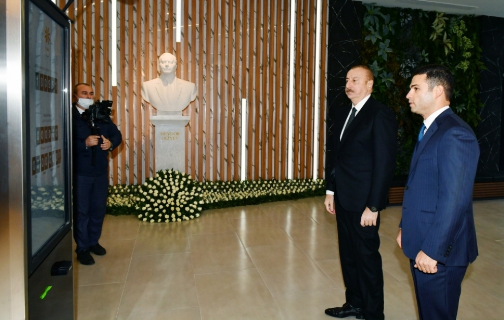 Le président de la République participe à l’inauguration de la Maison des PME de Bakou VIDEO