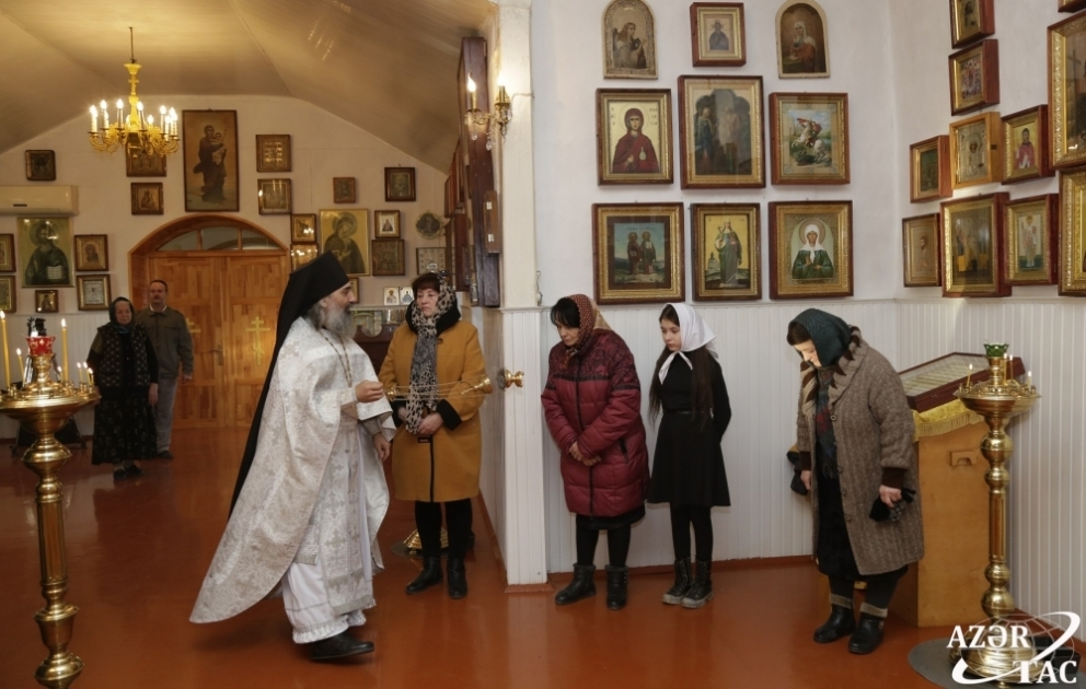 Православные христиане северного региона отмечают Рождество -  репортаж из православной церкви в Хачмазе ВИДЕО