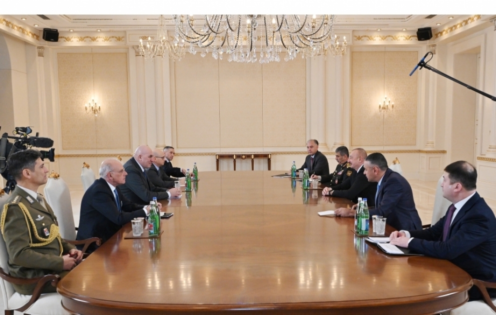 Präsident Ilham Aliyev empfängt italienischen Verteidigungsminister VIDEO
