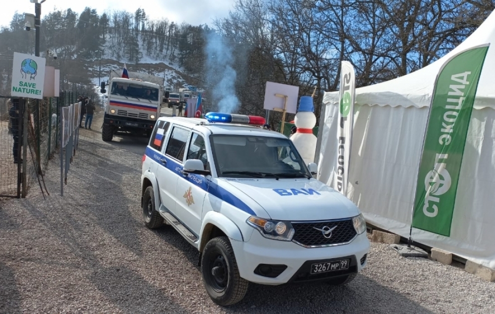 Un autre convoi de véhicules du contingent russe de maintien de la paix traverse la route Latchine-Khankendi VIDEO