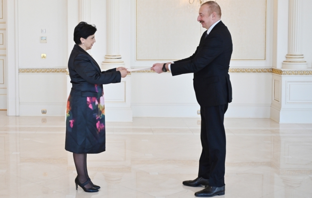 Präsident Ilham Aliyev empfängt neue Botschafterin von Mexiko zur Entgegennahme ihres Beglaubigungsschreibens VIDEO