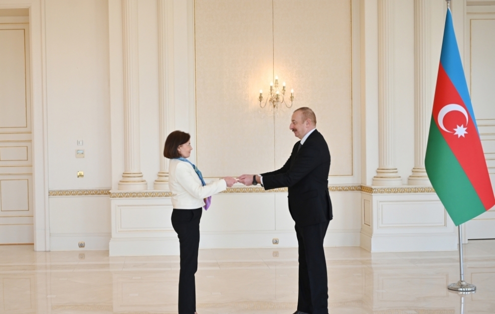 Le président Ilham Aliyev reçoit les lettres de créance de la nouvelle ambassadrice de France en Azerbaïdjan  MIS A JOUR VIDEO