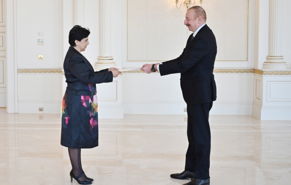 Le président Ilham Aliyev reçoit les lettres de créance de la nouvelle ambassadrice du Mexique en Azerbaïdjan VIDEO