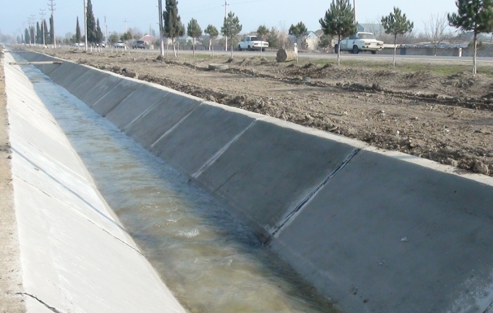 Beyləqanda 2200 hektar sahənin suvarılmasında istifadə olunan kanala beton üzlük çəkilib VİDEO