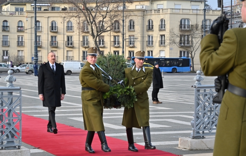 Le président Ilham Aliyev se recueille sur la Tombe du Soldat inconnu à Budapest VIDEO