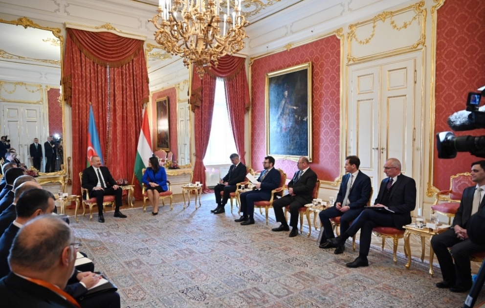 Les présidents Ilham Aliyev et Katalin Novak ont eu un entretien élargi aux délégations VIDEO