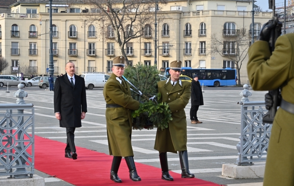 Präsident Ilham Aliyev besucht Grabmal des unbekannten Soldaten in Budapest VIDEO