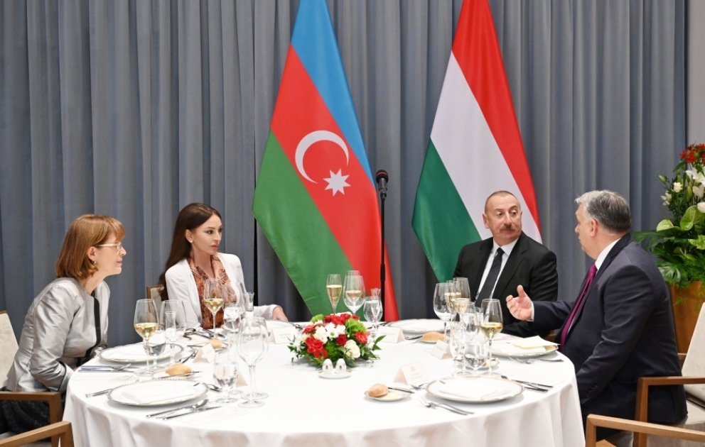 Un dîner officiel offert en l’honneur du président azerbaïdjanais et de son épouse VIDEO