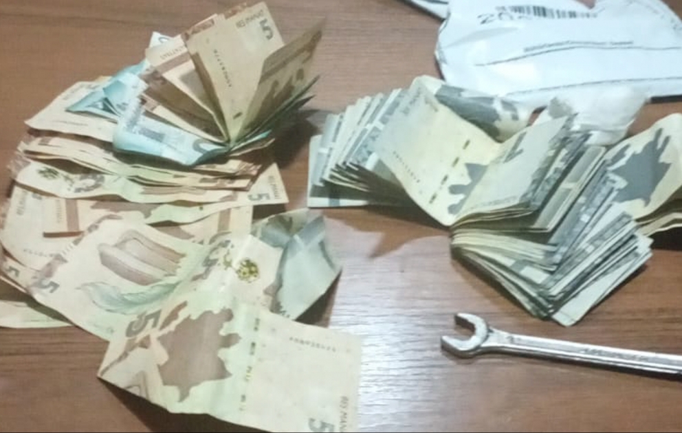 Marketdən oğurluq edən şəxs mühafizə polisləri tərəfindən anındaca tutulub VİDEO