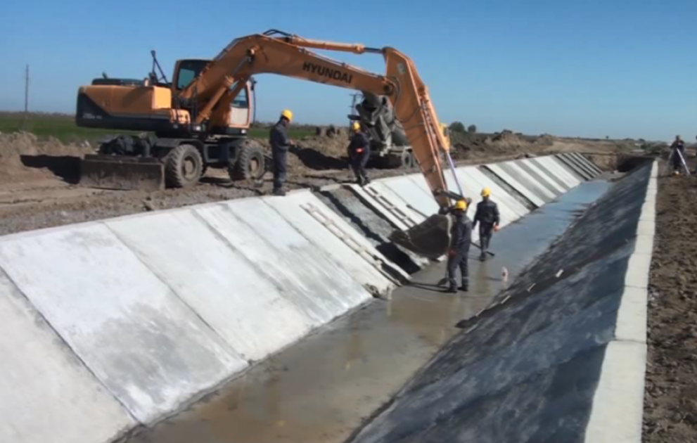 Biləsuvar, Ağdaş və Goranboyda torpaq kanallar beton üzlüyə alınır VİDEO