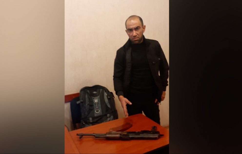 Üstündə “Kalaşnikov” gəzdirən şəxs saxlanılıb VİDEO