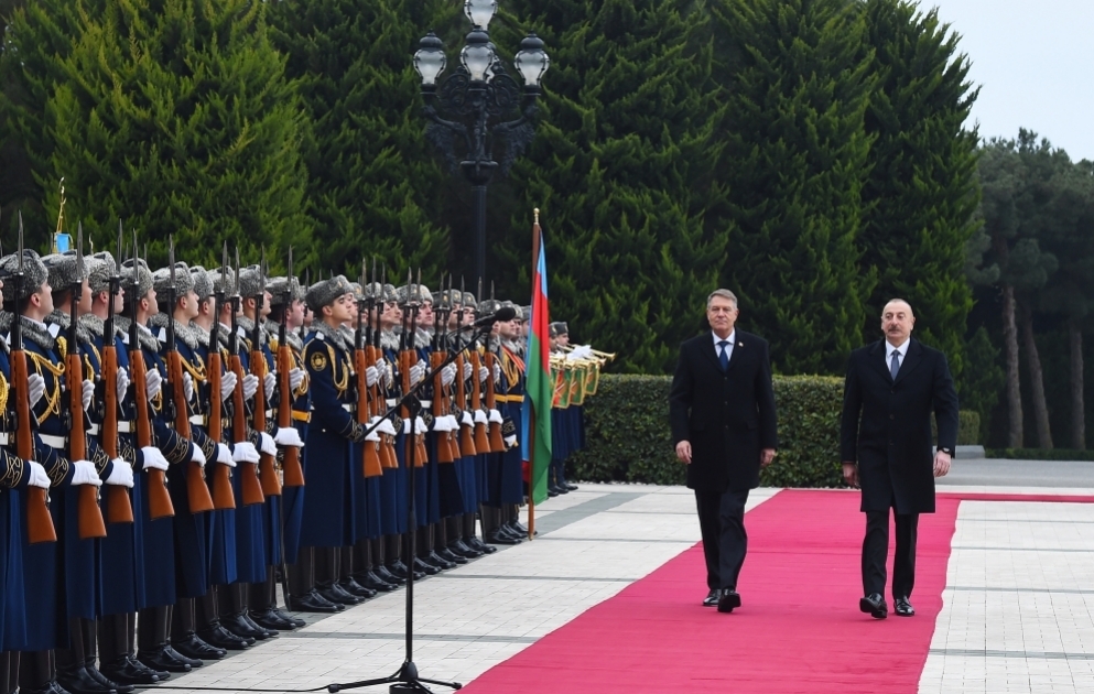 Cérémonie d’accueil officiel du président roumain Klaus Iohannis à Bakou VIDEO