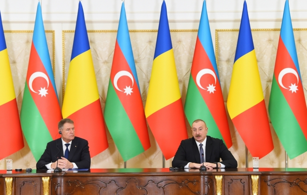 Präsident Ilham Aliyev und Präsident Klaus Johannis treten mit Erklärungen für Presse auf VIDEO