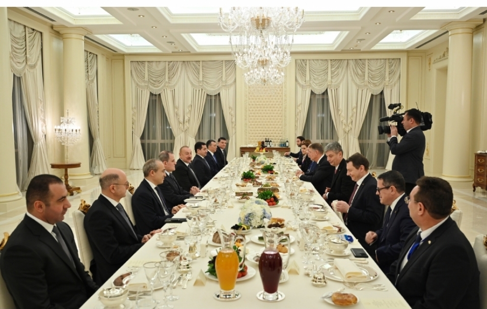 President Ilham Aliyev hosted official reception in honor of President of Romania VIDEO