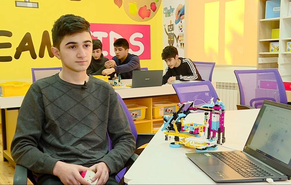 Tovuzlu gənc rubik kubunu yığan robot düzəldib VİDEO