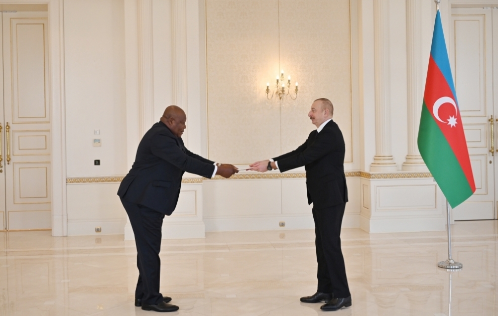 Le président de la République reçoit les lettres de créance du nouvel ambassadeur du Congo en Azerbaïdjan  MIS A JOUR VIDEO