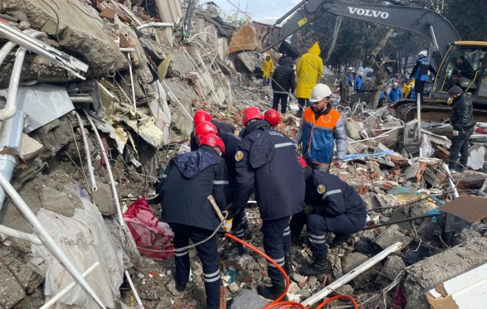 Azerbaijani rescuers pull 3 people alive from rubble in Türkiye’s Kahramanmaras province VIDEO