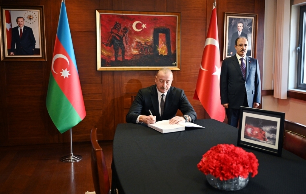 Prezident İlham Əliyev Türkiyənin Azərbaycandakı səfirliyində olub, çox sayda insanın həlak olması ilə əlaqədar başsağlığı verib YENİLƏNİB VİDEO