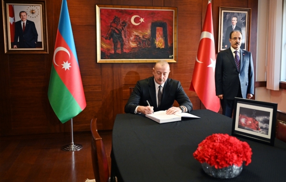 Präsident Ilham Aliyev besucht türkische Botschaft in Baku, um sein Beileid auszusprechen VIDEO