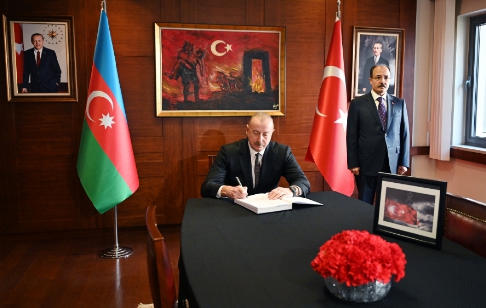 Ilham Aliyev rend visite à l’ambassade de Türkiye à Bakou pour présenter ses condoléances VIDEO