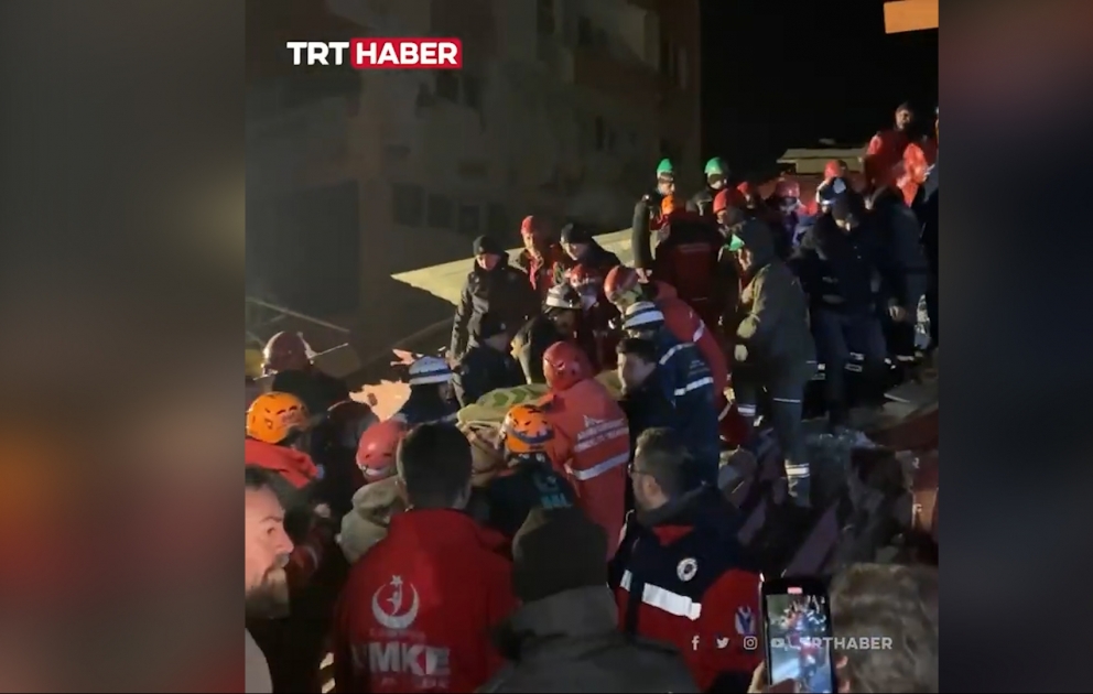 Türkiyədə 70 saatdan sonra hamilə qadın dağıntılar altından xilas olunub VİDEO