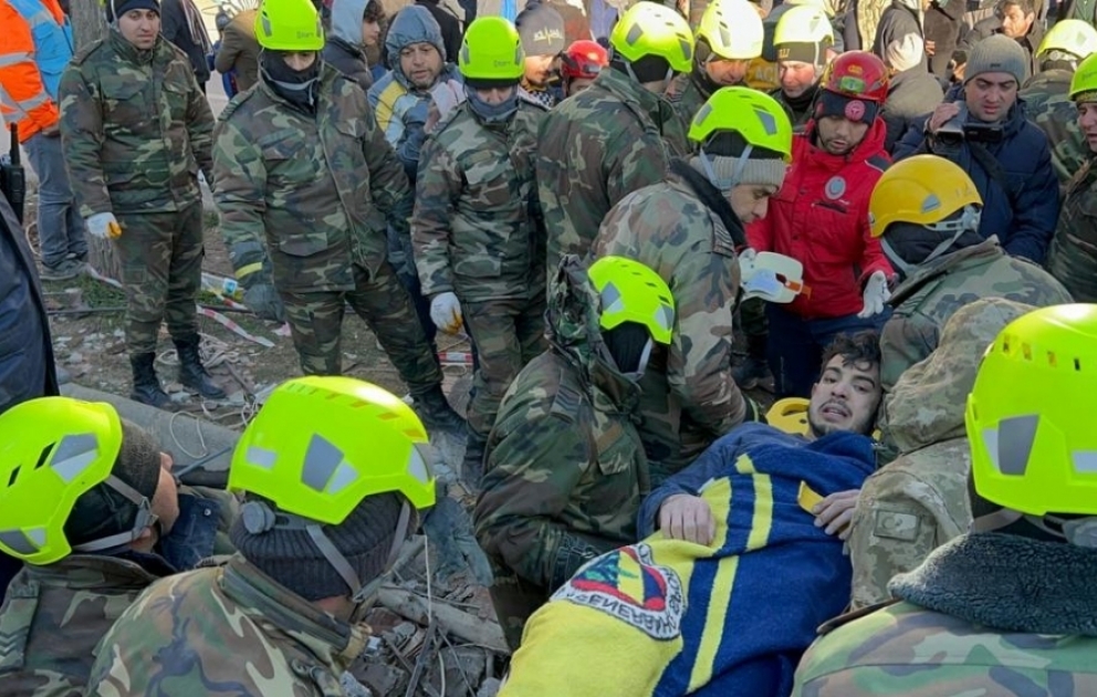 Спасатели МЧС Азербайджана вытащили из-под завалов в Турции 44 человек живыми ВИДЕО