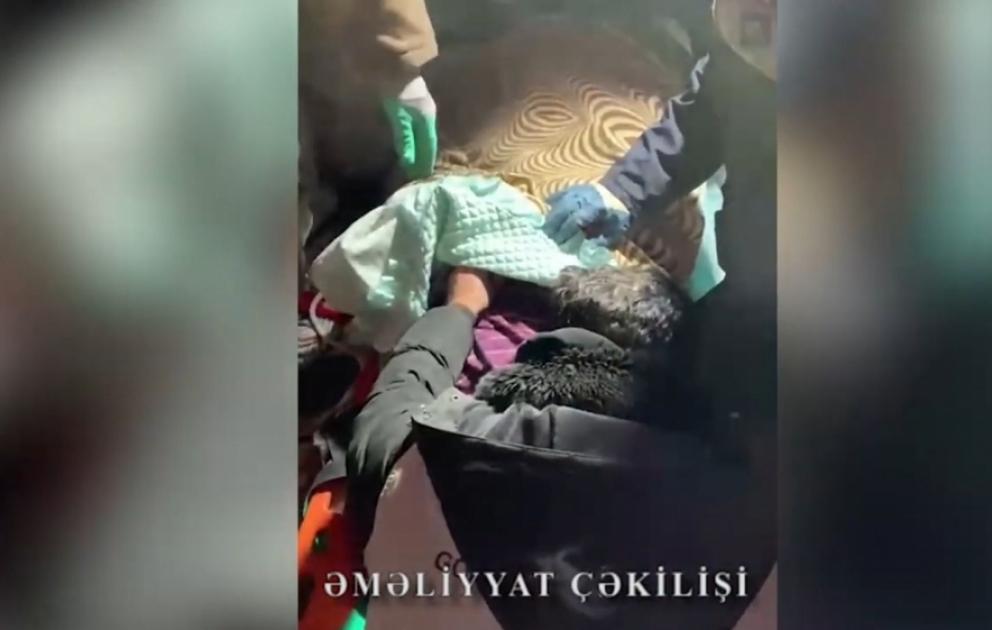Türkiye : les secouristes azerbaïdjanais sauvent une femme restée sous les décombres durant 120 heures VIDEO